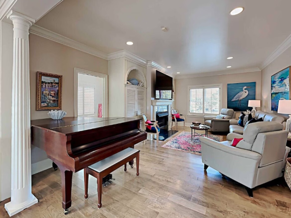 Elegant Beach retreat in Pawleys Island 5-Bedroom Steps to Beach